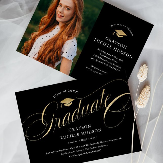 Invitation Élégant noir et or Script photo Graduation (Elegant black and gold script graduate photo graduation announcement invitation cards.)