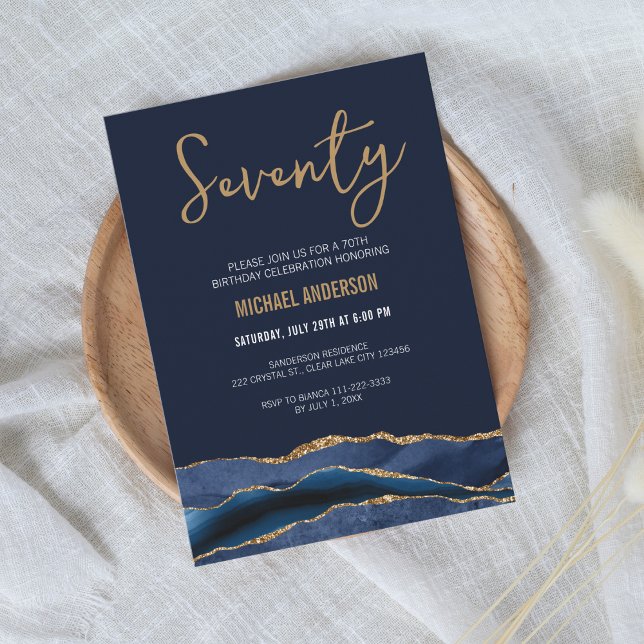 Invitation Elégant Nuit Or Agate 70e Anniversaire (Modern navy blue gold 70th birthday invitation with geode agate design for men)