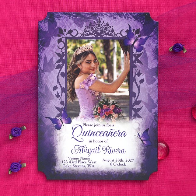 Invitation Élégant Papillons pourpres Quinceanera Princess (Elegant Purple Quinceanera Invitation with Decorative Butterfly Photo Frame, Digital Sharing Invite)