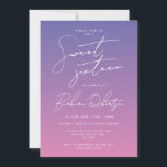 Invitation Élégant Périwinkle violet Sweet sixteen de script<br><div class="desc">Votre fille va adorer cette élégante invitation de fête d'anniversaire de Jessica Amber. Cette carte mignonne présente un modèle de couleur pourpre perwinkle. Une police de script girly vous indique qu'il s'agit d'un sweet sixteen, et vous pouvez modifier le texte pour le nom de la personne d'anniversaire, ainsi que les...</div>