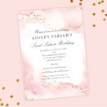 Invitation Élégant Pretty Rose Gold Parties scintillant Douce<br><div class="desc">Cette adorable invitation Sweet 16 ans présente un arrière - plan d'aquarelle rose doux et doux, accentué de points de parties scintillant en faux or. La typographie est classique et un choix fabuleux pour une douce fête de 16 ans. Il dispose d'accessoires de fête de coordination... Voir d'autres éléments dans...</div>