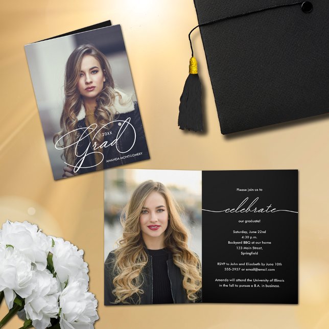 Invitation Élégant Script de Grad Diplôme de Photo Petit plié (Elegant Grad Script Photo Graduation Small Folded Invitations)