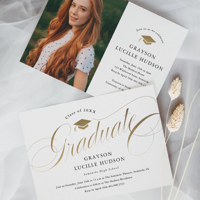 Invitation Élégant script d'or photo Graduation (Elegant black and gold script graduate photo graduation announcement invitation cards.)