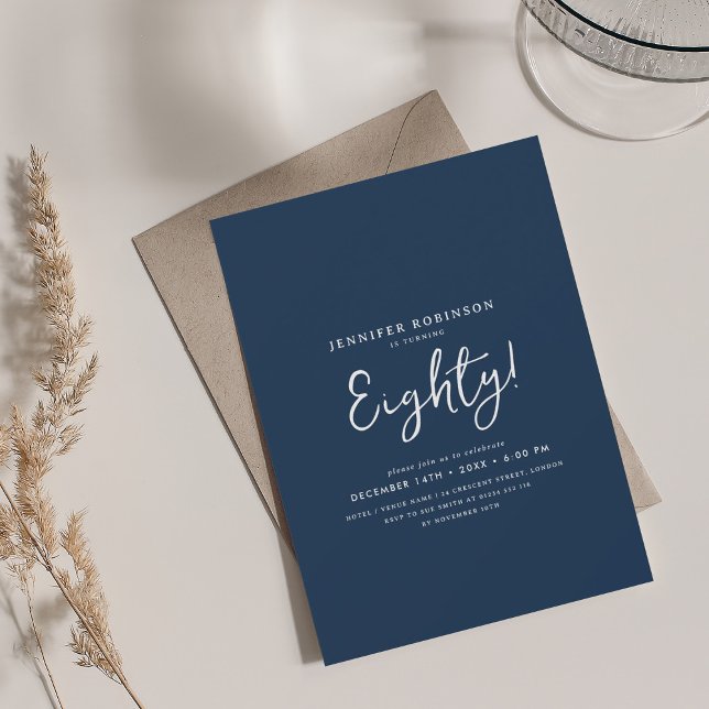Invitation Élégant script moderne 80e anniversaire Marine ble (Elegant Modern Script 80th Birthday Navy Blue Invitation)