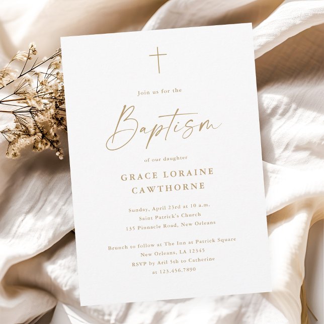 Invitation Élégant Script moderne Gold Cross Baptême (Modern elegant script gold cross baptism invitation.)