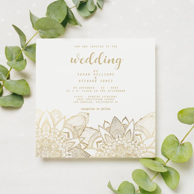 Invitation Élégant script or blanc mariage de mandala floral (Elegant white gold script floral mandala wedding)