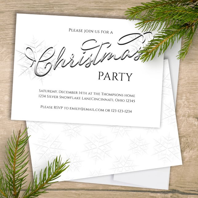 Invitation Élégant Script Silver Snowflake fête de Noël (Silver snowflake Christmas holiday calligraphy script invitation. )