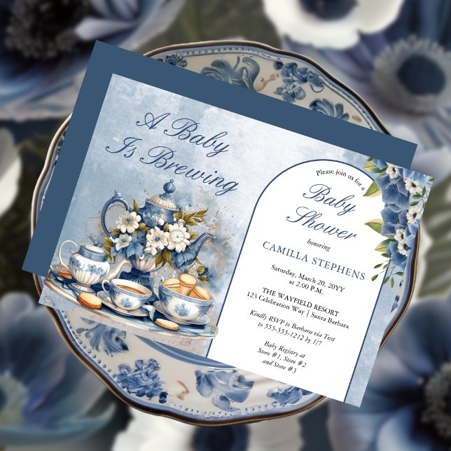 Invitation Elégant thé à Baby shower bleu Floral Set thé ("A Baby Is Brewing" Elegant Blue and White Floral Tea Set Baby Shower Invitation)