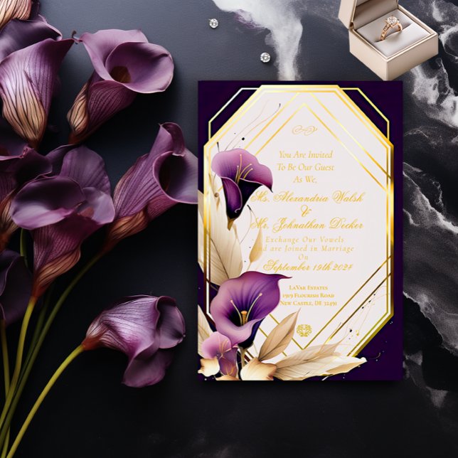 Invitation Élégant violet Calla Lilly Mariage de script Flora (Stylish and Chic Deep Violet Purple and Gold Calla Lilies Wedding Invitation.)