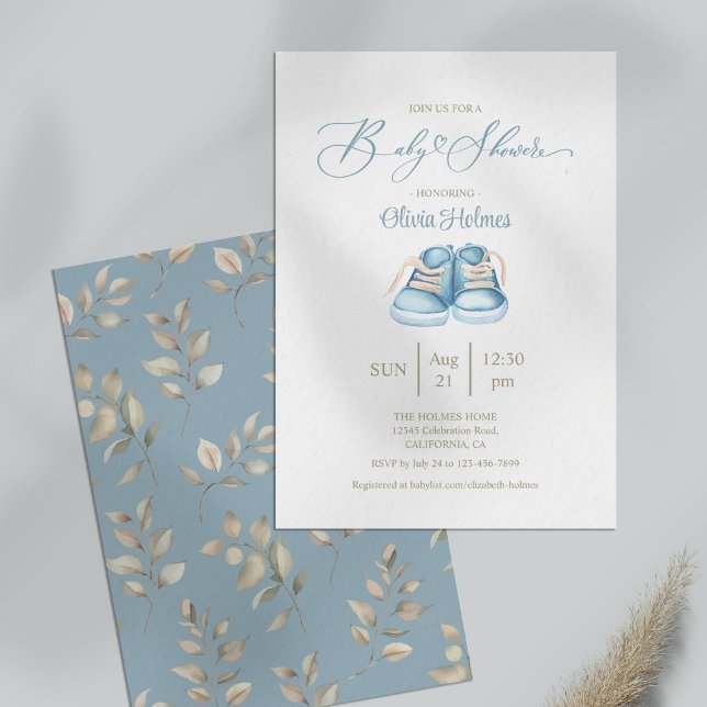 Invitation Elégante aquarelle Bleu Baby Baby shower de chauss (Elegant Watercolor Blue Baby Shoe Baby Shower Invitation on a table.)