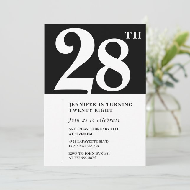 Invitation élégante de 28e anniversaire Fille Chic (Debout devant)