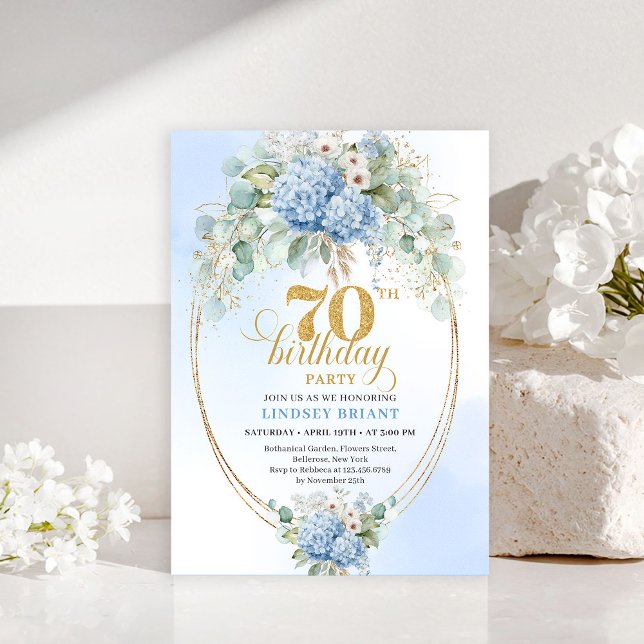 Invitation élégante de 70e anniversaire Fleurs pas (Elegant 70th Birthday Pastel Blue Floral Invitation)