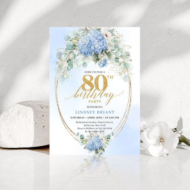 Invitation élégante de 80e anniversaire aux fleurs (Elegant Dusty Blue Floral 80th Birthday Invitation)