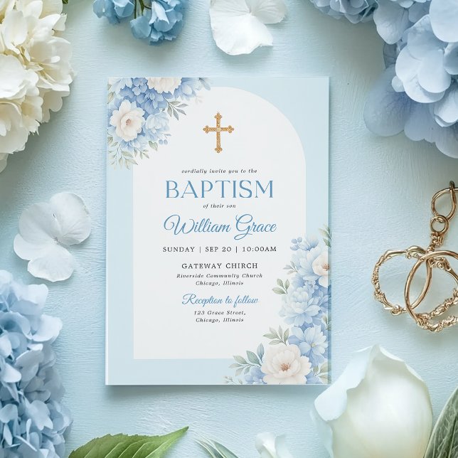 Invitation élégante de baptême bleu avec motif flo (Elegant baptism invitation with blue florals and a gold cross, perfect for baby boy baptisms.)