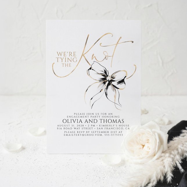 Invitation Élégante fête de fiançailles au ruban noir (We Are Tying The Knot Black Bow Whimsical Modern Engagement Party Invites)