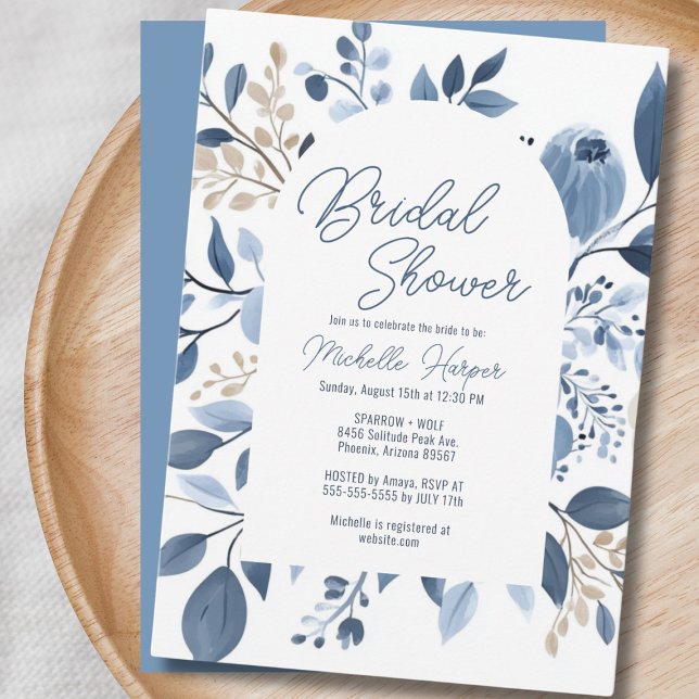 Invitation Elégante Fête des mariées de Boho Floral bleu Dust (Elegant dusty blue floral boho bridal shower invitation placed on a wooden tray.)