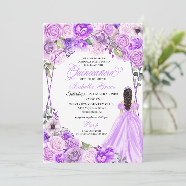Invitation Elégante Lilac Purple Floral Quinceanera Invitatio (Debout devant)