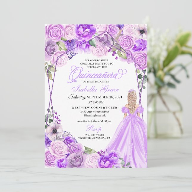 Invitation Elégante Lilac Purple Floral Quinceanera Invitatio (Debout devant)