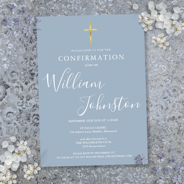 Invitation Élégante Moderne Croix Dorée Confirmation Bleu Pou (Modern Elegant Gold Cross Dusty Blue Confirmation Invitation)
