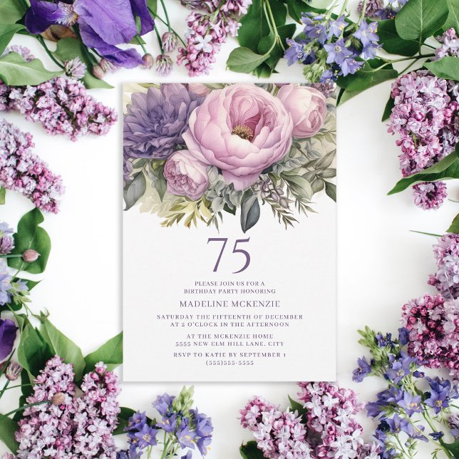 Invitation élégante pour 75e anniversaire fleurs r (Elegant purple floral and greenery 75th birthday party invitation for women.)