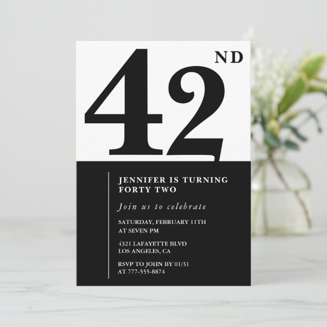 Invitation élégante pour les 42 ans d'une femme No (Debout devant)