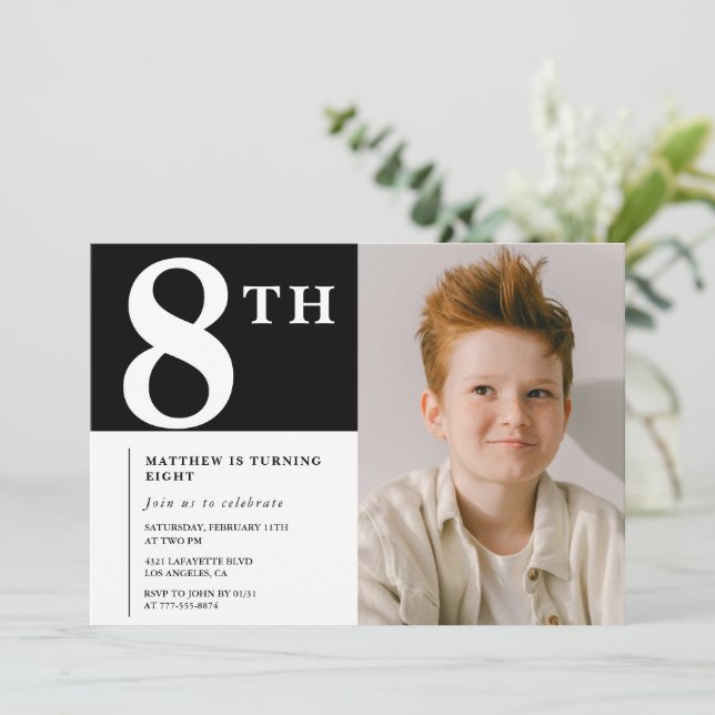 Invitation élégante pour les 8 ans avec photo de g (Debout devant)