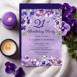 Invitation Élégante Violette violette Florale 21e fête d'anni<br><div class="desc">Design floral violet élégant "21st Birthday Party" avec un haut et un fond floral de violettes sur un arrière - plan en violet et poussière d'étoile blanche en détresse.</div>