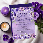 Invitation Élégante Violette violette Florale 30e fête d'anni<br><div class="desc">Design floral violet élégant "30th Birthday Party" avec un haut et un fond floral de violettes sur un arrière - plan en violet et poussière d'étoile blanche en détresse.</div>