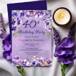 Invitation Élégante Violette violette Florale 40e fête d'anni<br><div class="desc">Design floral violet élégant "40th Birthday Party" avec un haut et un fond floral de violettes sur un arrière - plan en violet et poussière d'étoile blanche en détresse.</div>