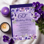 Invitation Élégante Violette violette Florale 60e fête d'anni<br><div class="desc">Design floral violet élégant "60th Birthday Party" avec un haut et un fond floral de violettes sur un arrière - plan en violet et poussière d'étoile blanche en détresse.</div>