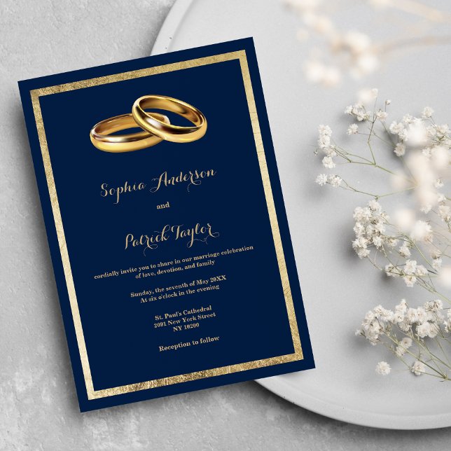 Invitation Élégantes bagues modernes bleu marine or Mariage (Elegant modern navy blue gold rings Wedding)