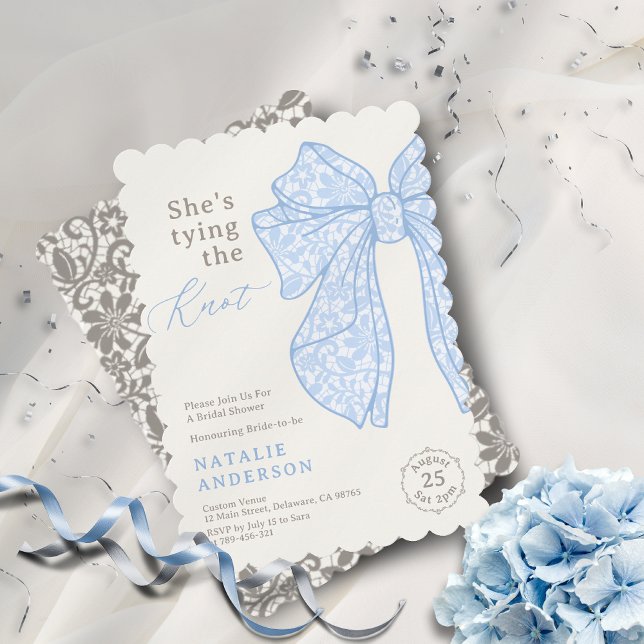 Invitation Elle attache la Fête des mariées en dentelle bleue (She's tying the Knot Blue Lace Bow Bridal Shower Invitation)