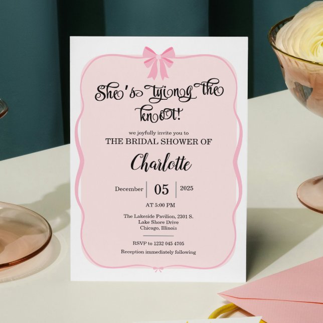 Invitation elle attache le noeud rose fête prénuptiale Bow (She’s Tying the Knot Bridal Shower)