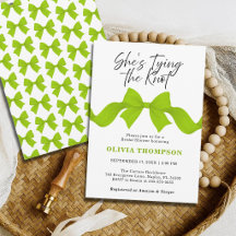 Elle Attache le Nœud Vert Citron de la Fête de Mar