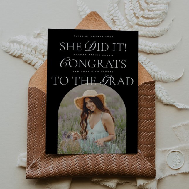 Invitation Elle L'A Fait B&W Arch Font Hybrid Police Moderne (Créateur téléchargé)