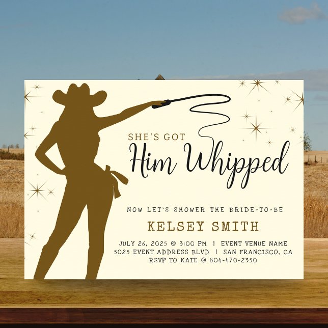 Invitation Elle l'a fait essuyer la Fête des mariées de Whip  (She's Got Him Whipped Cowgirl Whip Bridal Shower Invitation
)