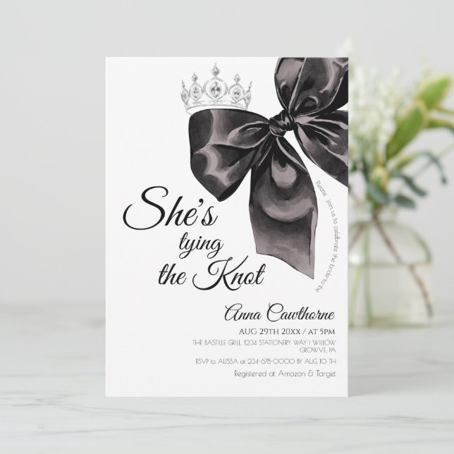 Invitation Elle Noue le Nœud Noir Fête de Mariage (Debout devant)