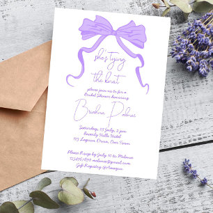 Invitation Elle noue le nœud ruban violet