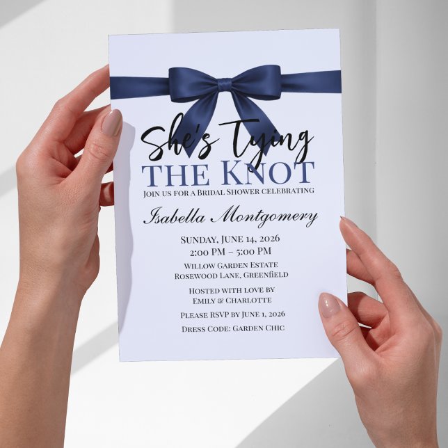 Invitation Elle Noue le Nœud Thème Nœud Bleu Marine (She’s Tying the Knot Theme Navy Blue Bow Invitation
)