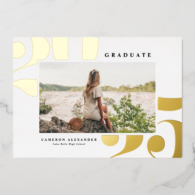 Invitation En Aluminium 2025 Bold Typographie Photo Graduation Gold (Recto)