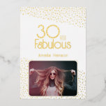 Invitation En Aluminium 30 et Fabulous Photo 30th Birthday Gold Foil Card<br><div class="desc">30 et Fabulous Gold Parties scintillant Photo 30th Birthday Gold Foil Card. Carte d'anniversaire moderne avec typographie branchée et motif en feuille d'or. Le design a une photo et un nom personnalisés. Vous pouvez modifier ou effacer le texte à l'arrière. Faites-lui une carte personnalisée de 30e anniversaire.</div>
