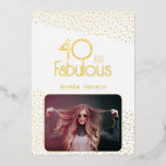 Invitation En Aluminium 40 et Fabulous Photo 40th Birthday Gold Foil Card<br><div class="desc">40 et Fabulous Gold Parties scintillant Photo 40th Birthday Gold Foil Card. Carte d'anniversaire moderne avec typographie branchée et motif en feuille d'or. Le design a une photo et un nom personnalisés. Vous pouvez modifier ou effacer le texte à l'arrière. Faites-lui une carte personnalisée de 40e anniversaire.</div>