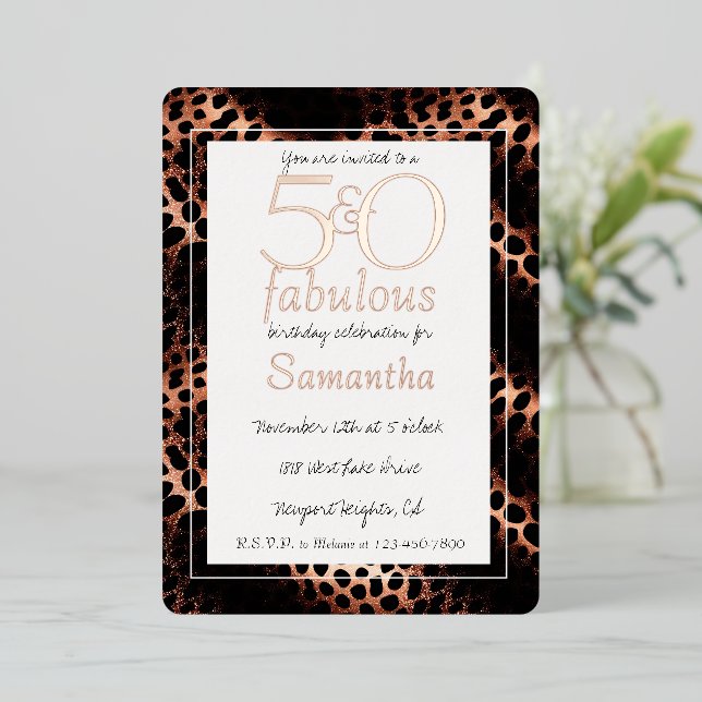 Invitation En Aluminium 50 ans et Fabuleux Glam Rose Gold Léopard Annivers (Debout devant)