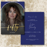 Invitation En Aluminium Anniversaire des Cinquante Ans Arche Bleue Minimal<br><div class="desc">Célébrez dans un style élégant et discret avec cette simple invitation moderne pour un cinquantième anniversaire, conçue avec un style qui vous est propre. Elle présente votre photo préférée en forme d'arche sous un voile légèrement assombri et bordé de véritable feuille métallique. Un « cinquante » en écriture moderne en...</div>