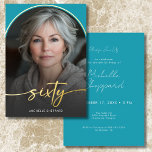 Invitation En Aluminium Arc minimaliste Turquoise moderne Soixantième anni<br><div class="desc">Célébrez dans un style calme et élégant avec cette invitation simple et moderne à la fête du soixantième anniversaire, conçue avec un style qui vous concerne. Avec votre photo préférée en forme d'arche sous une superposition adoucie et bordée d'un vrai papier d'aluminium. Un véritable script moderne "soixante" s'étend à l'avant...</div>
