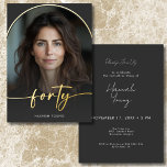 Invitation En Aluminium Arc noir minimaliste moderne quarantième anniversa<br><div class="desc">Célébrez dans un style calme et élégant avec cette invitation simple et moderne à la fête du quarantième anniversaire, conçue avec un style qui vous concerne. Avec votre photo préférée en forme d'arche sous une superposition adoucie et bordée d'un vrai papier d'aluminium. Un véritable script moderne "quarante" s'étend à l'avant...</div>