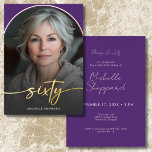 Invitation En Aluminium Arc violet minimaliste moderne Soixantième anniver<br><div class="desc">Célébrez dans un style calme et élégant avec cette invitation simple et moderne à la fête du soixantième anniversaire, conçue avec un style qui vous concerne. Avec votre photo préférée en forme d'arche sous une superposition adoucie et bordée d'un vrai papier d'aluminium. Un véritable script moderne "soixante" s'étend à l'avant...</div>