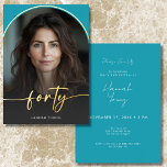 Invitation En Aluminium Arche minimaliste Turquoise moderne quarantième an<br><div class="desc">Célébrez dans un style calme et élégant avec cette invitation simple et moderne à la fête du quarantième anniversaire, conçue avec un style qui vous concerne. Avec votre photo préférée en forme d'arche sous une superposition adoucie et bordée d'un vrai papier d'aluminium. Un véritable script moderne "quarante" s'étend à l'avant...</div>