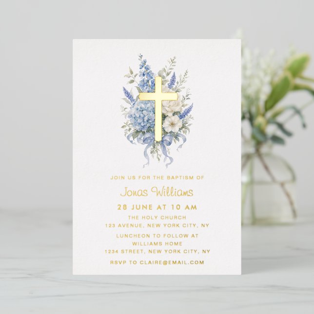 Invitation En Aluminium Baptême élégant d'hydrangea bleue à feuille d'or (Debout devant)