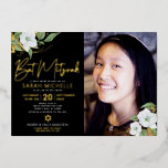 Invitation En Aluminium Bat mitzvah photo noir floral Script Real Gold<br><div class="desc">Soyez fier, réjouissez-vous et présentez cette étape de votre Bat mitzvah préféré avec cette invitation photo sophistiquée et personnalisée ! Une aquarelle florale chic, étonnante, blanche et vraie feuille d'or, un véritable script manuscrit en feuille d'or et une typographie sans serif blanche superposent un arrière - plan noir spectaculaire sur...</div>